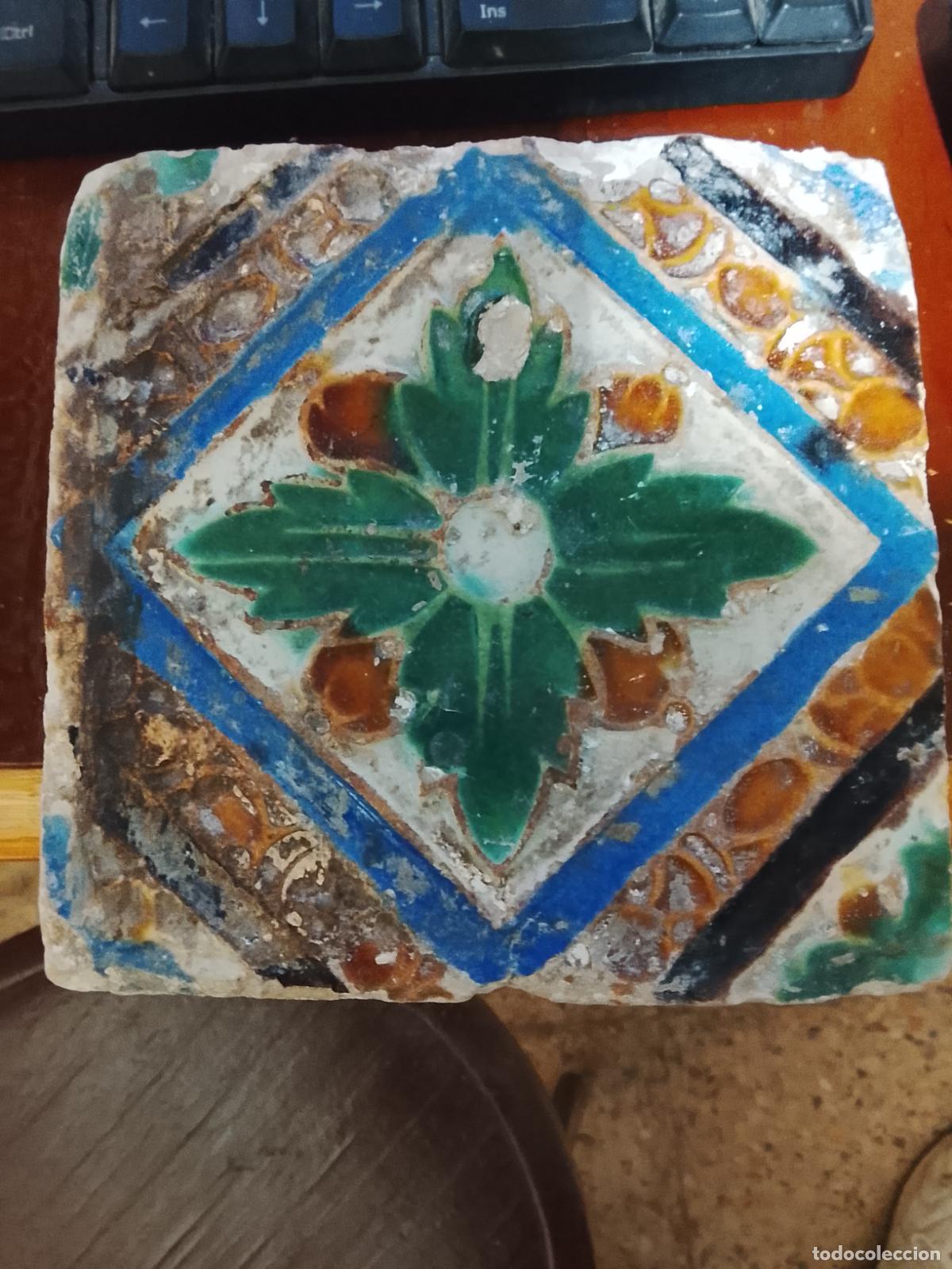 Antig&uuml;edades: Magn&iacute;fico Azulejo de Arista S. XVI. Zona de Teruel. Cer&aacute;mica Mud&eacute;jar Aragonesa. 3 cm Grosor