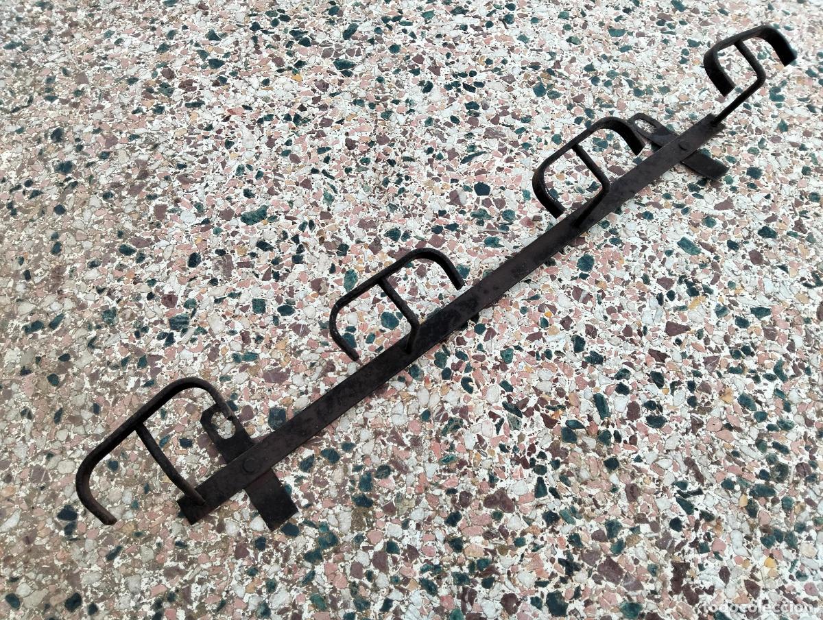 Antig&uuml;edades: Antiguo perchero de hierro o metal 4 brazos mid century estilo industrial