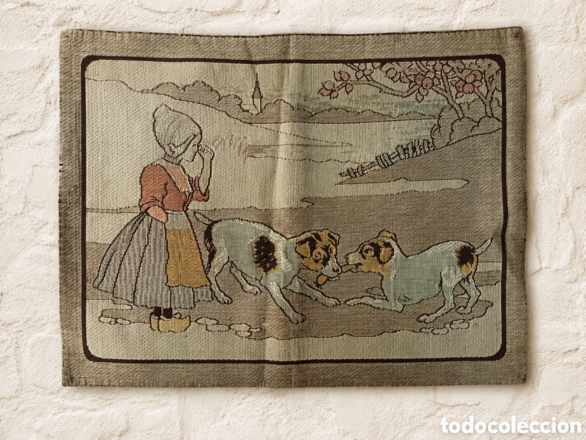 Antig&uuml;edades: Antiguo mini tapiz Jacquard estilo holand&eacute;s (1900-1925) | Escena costumbrista con ni&ntilde;a y perros
