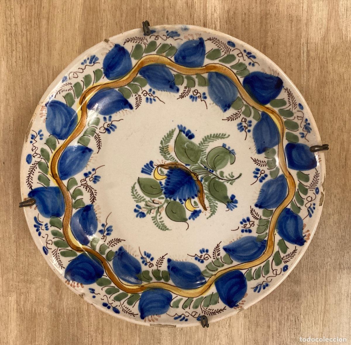Antig&uuml;edades: Antiguo plato de cer&aacute;mica de Manises, Siglo XIX, decorado a mano, en perfecto estado. Di&aacute;metro 30 cm