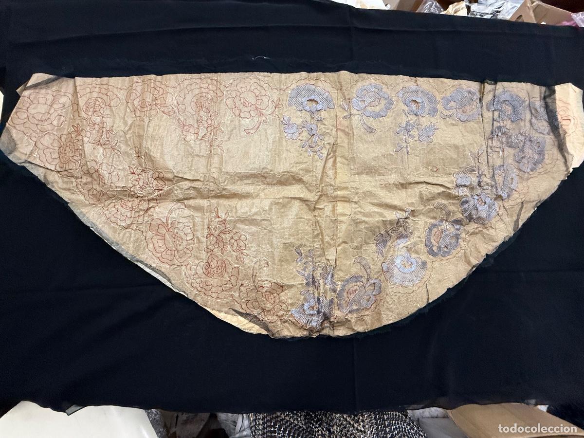 Antig&uuml;edades: Antigua mantilla de 3 picos, de tul bordada a mano l, en proceso de creacion. Ideal museo. Dificil.