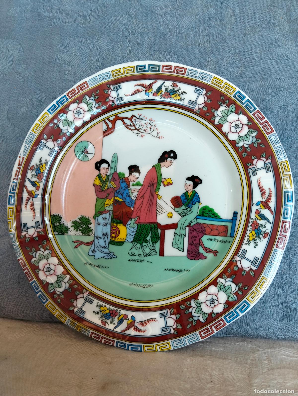 Antiques: Plato decorativo de porcelana china o japonesa con imagen de geishas o chicas con kimono