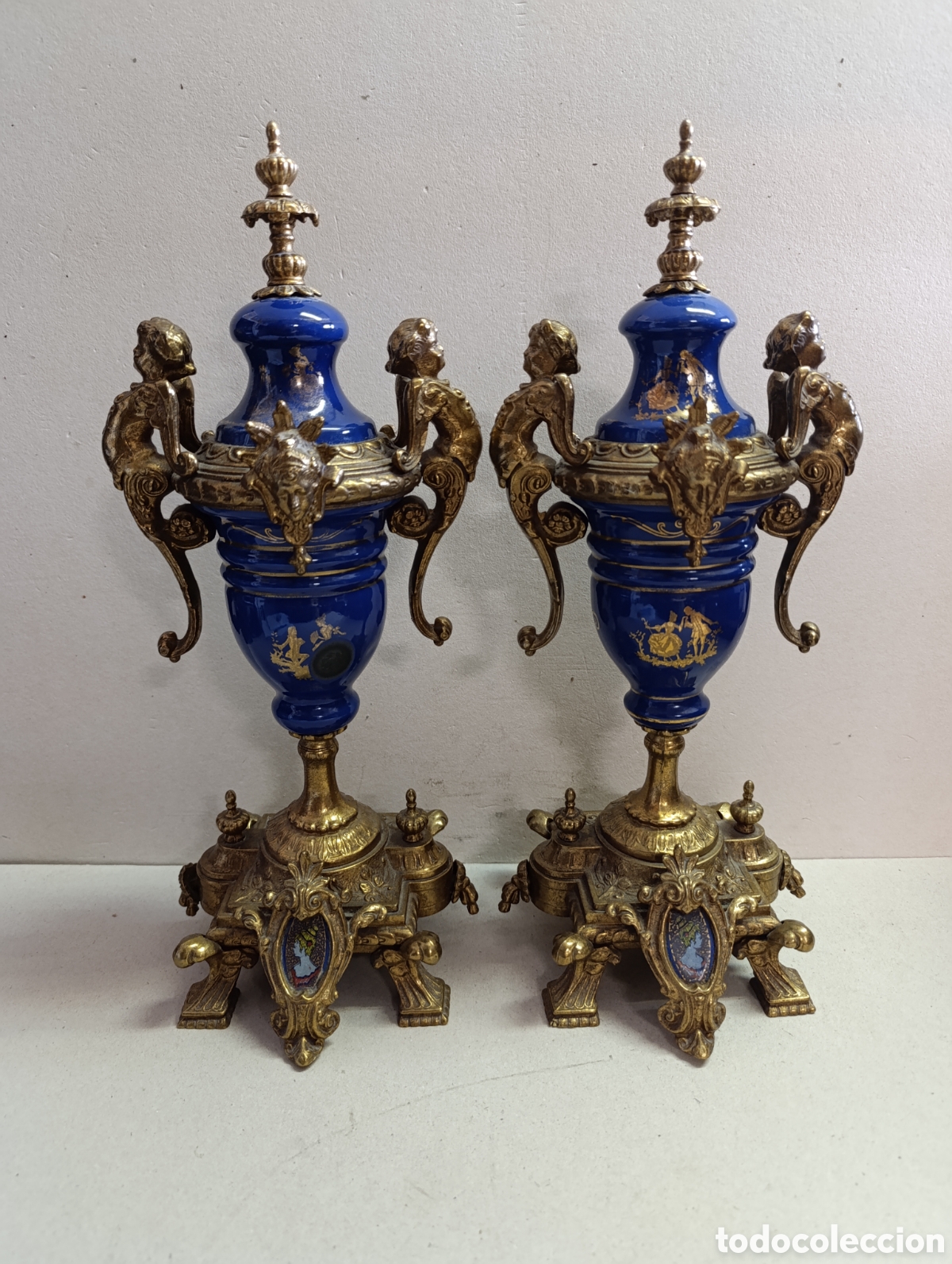 Antig&uuml;edades: PAREJA DE JARRONES TIBOR EN BRONCE Y PORCELANA AZUL COBALTO. DETALLES DORADOS. DECORACION VEGETAL.