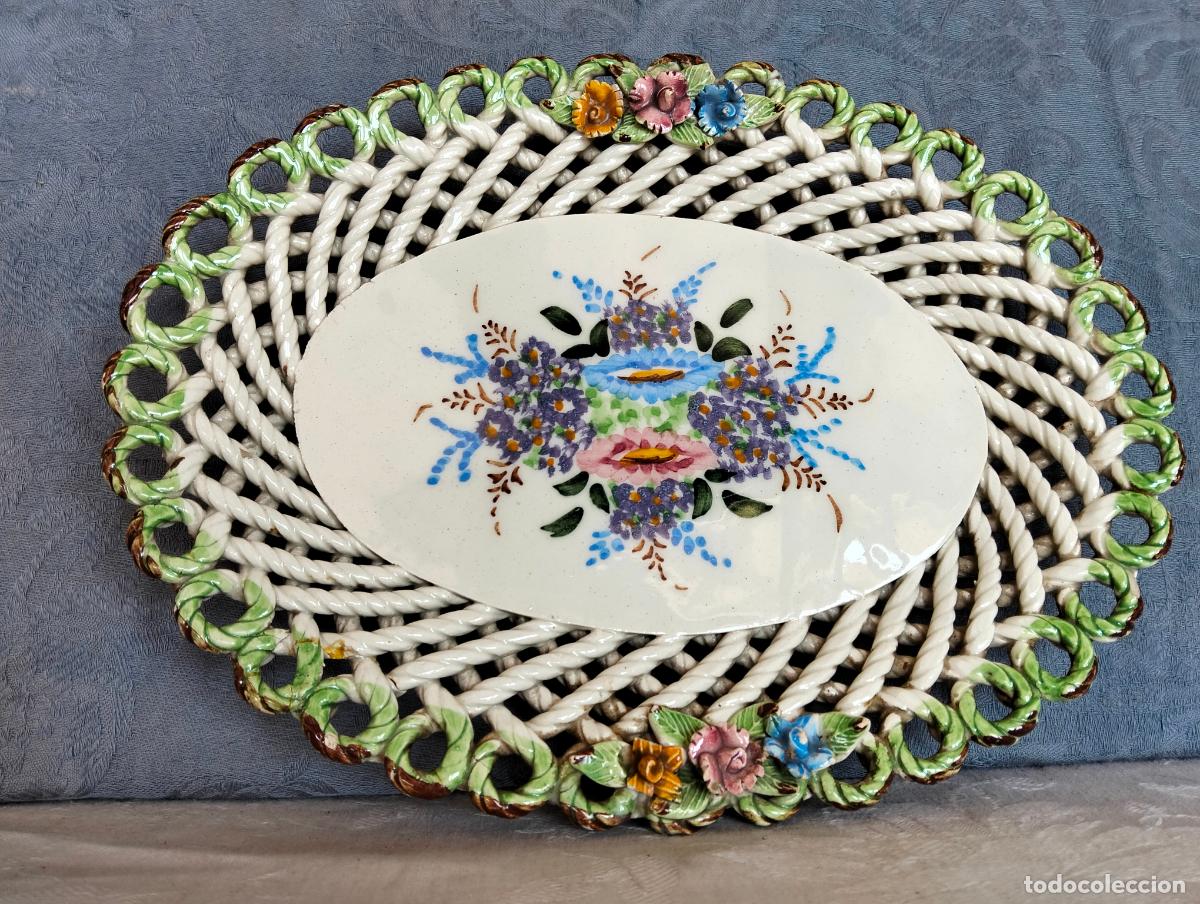Antiques: Bandeja frutera antigua de porcelana cer&aacute;mica trenzada de manises con flores troquelado a&ntilde;os 50