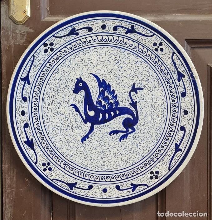 Antig&uuml;edades: Plato Cer&aacute;mica Espa&ntilde;ola Drag&oacute;n Alado Azul Cobalto de Manises de mediados XX