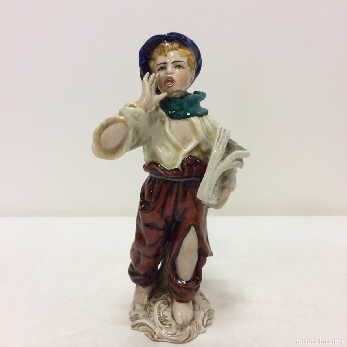 Oggetti Antichi: Hogar: Figura de porcelana Salvador Mallol - Ni&ntilde;o Vendiendo Periodicos - 21cm