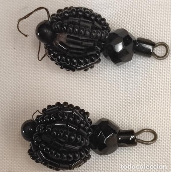 Antiquit&auml;ten: JUEGO DE 2 BOTONES O PENDIENTES VICTORIANOS, PIEDRA Y CUENTAS DE AZABACHE, SIGLO XIX, 27 MM