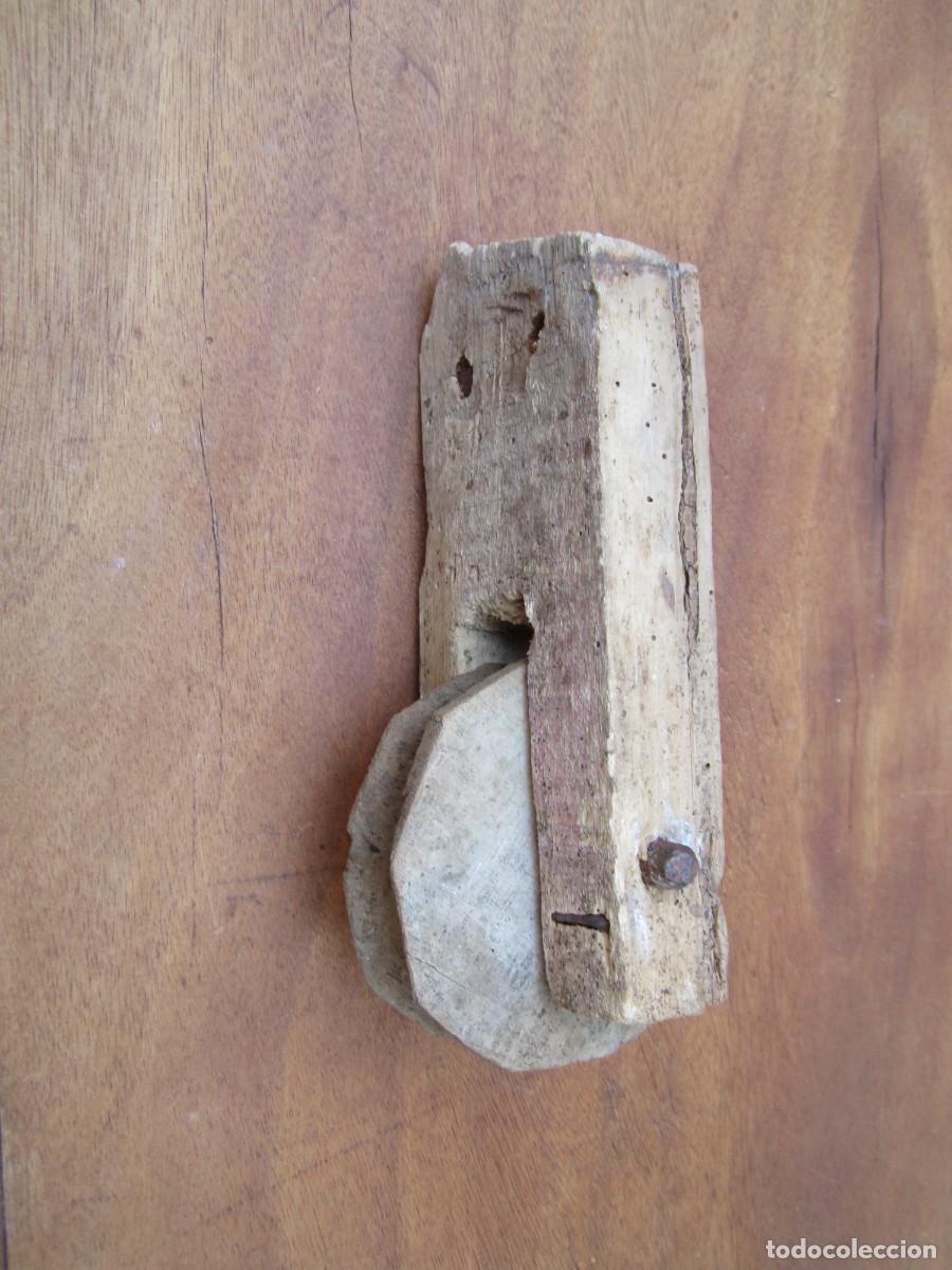 Antig&uuml;edades: Polea de madera, pino melis.