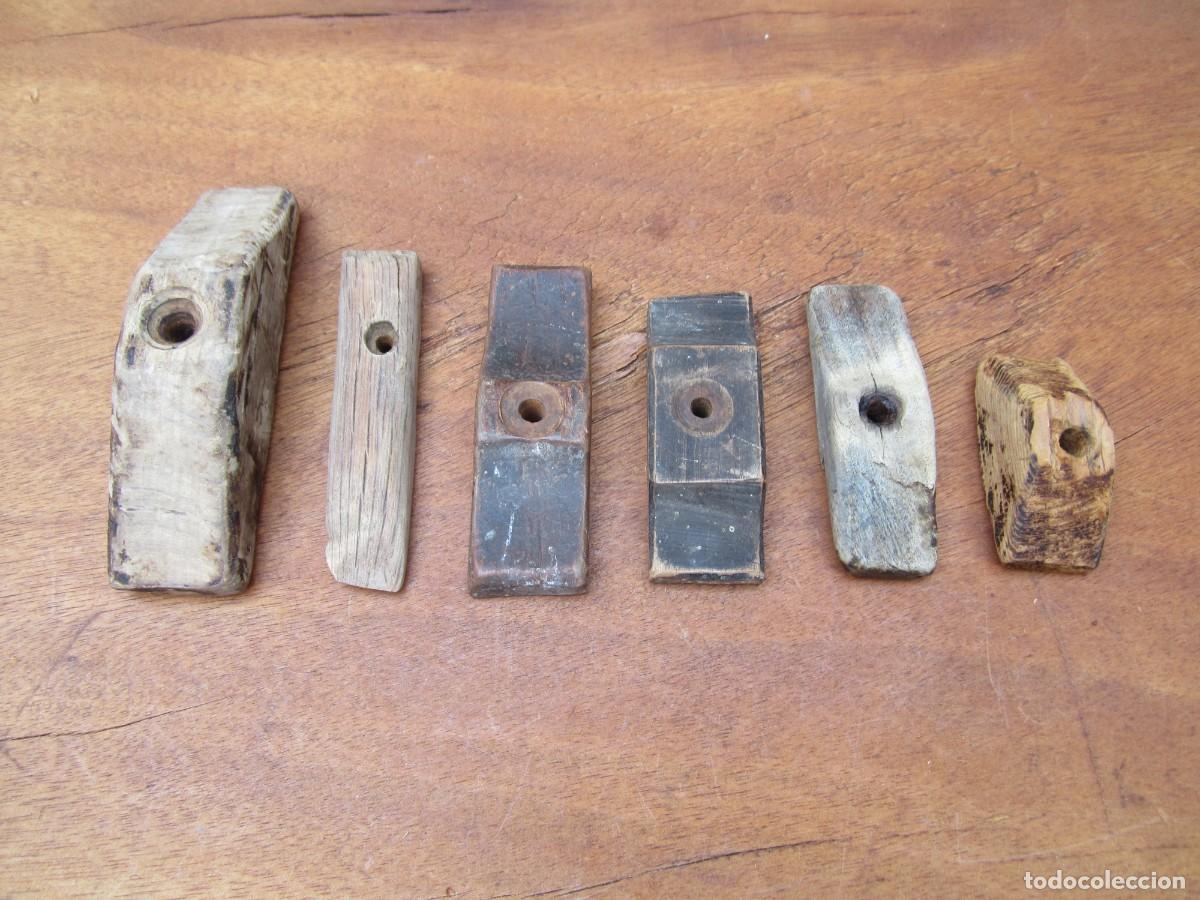 Antig&uuml;edades: Pestillos antiguos de madera, 6 piezas.