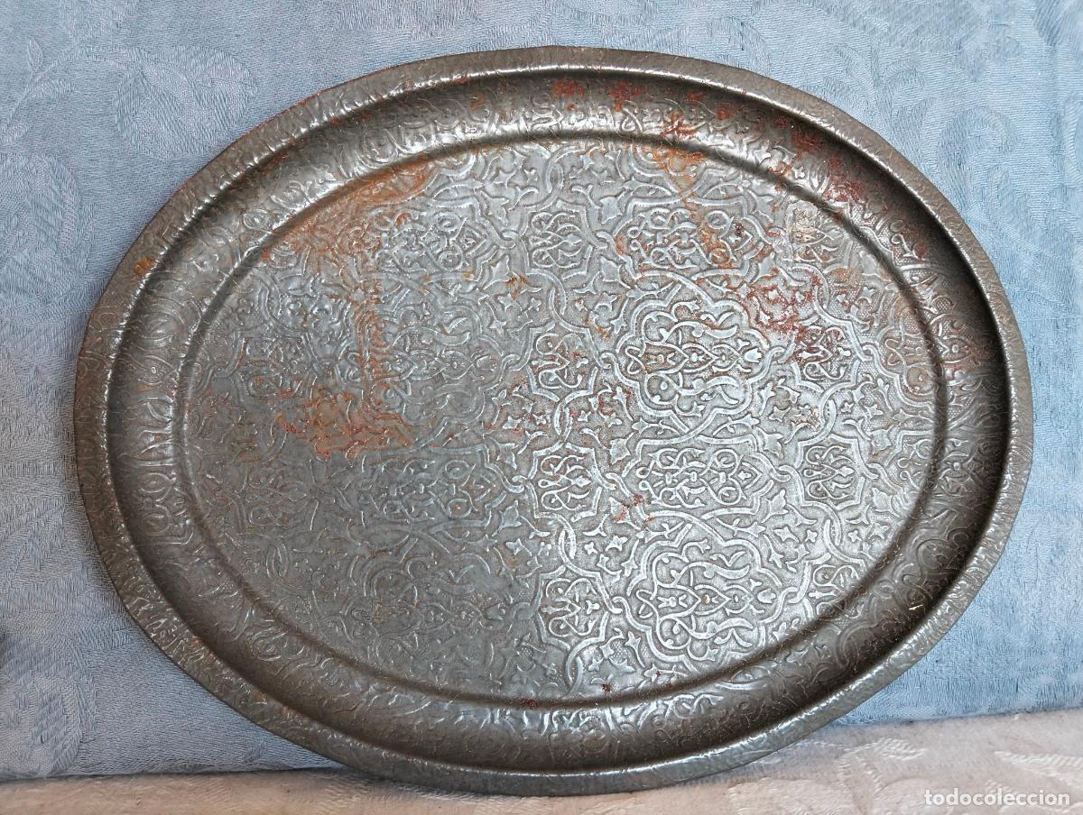Antiquit&eacute;s: Bandeja frutera antigua de metal color plateado ovalada con relieves estilo &aacute;rabe
