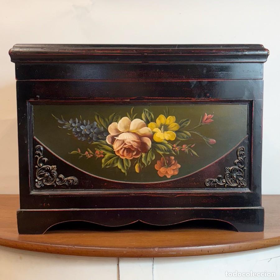 Antig&uuml;edades: Ba&uacute;l con Motivos Florales Pintados
