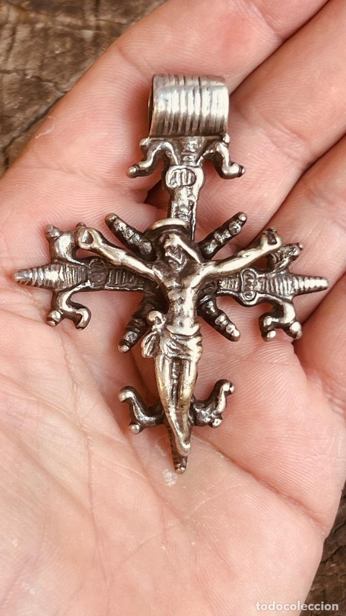 Antig&uuml;edades: Cruz colgante cruceta espiguete plata orfebrer&iacute;a popular tradicional collarada Cristo s XVII XVIII