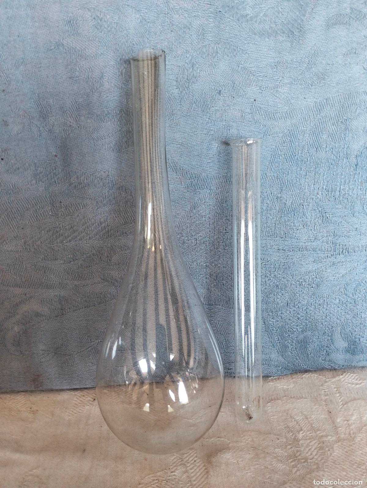 Antig&uuml;edades: Tubo de ensayo y dep&oacute;sito abombado tipo laboratorio, de cristal transparente antiguo forma gota