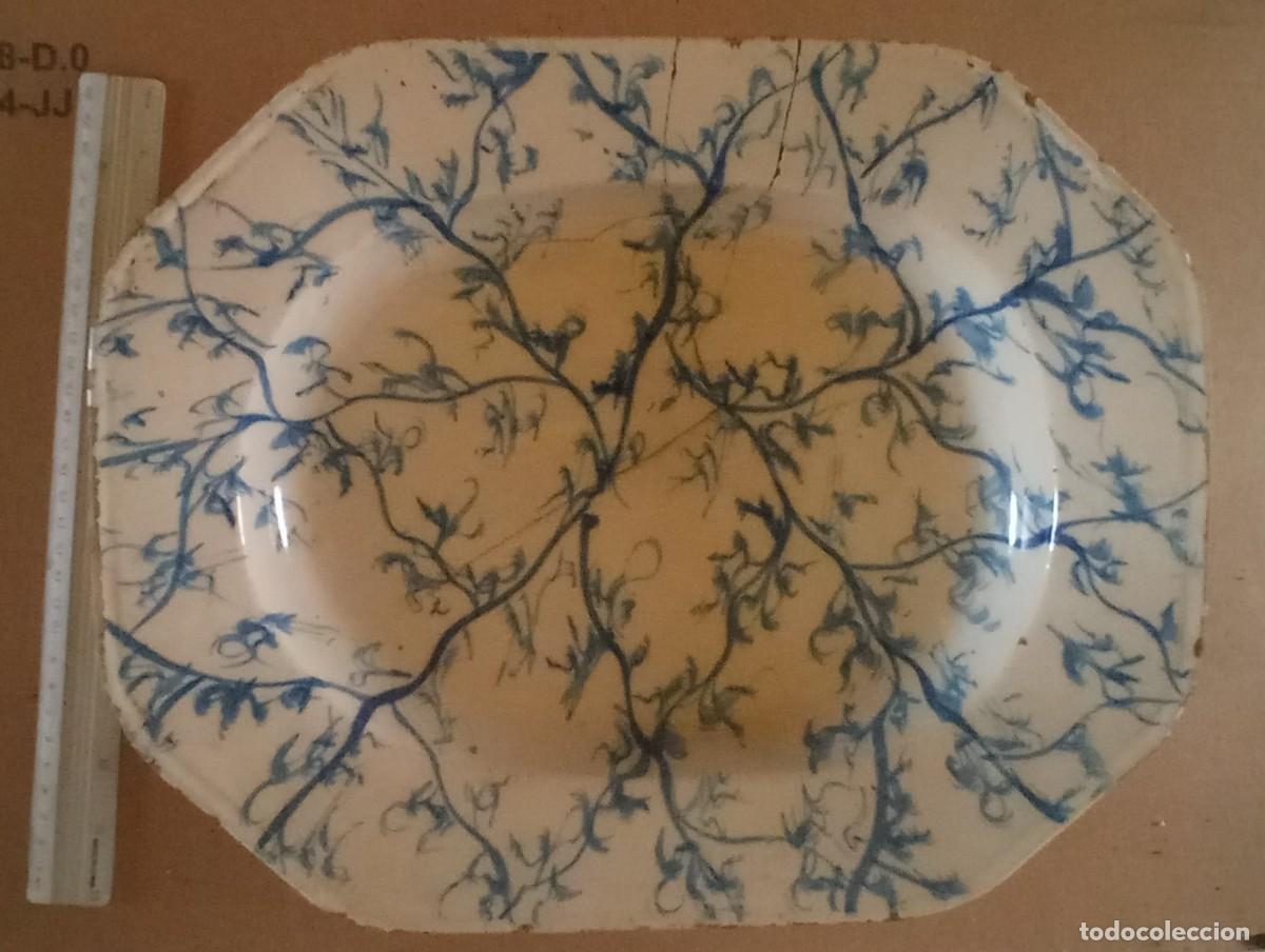 Antiquit&eacute;s: fuente u &oacute;valo de loza antigua decorada en azul cobalto sobre fondo blanco gris&aacute;ceo,COIMBRA XIX