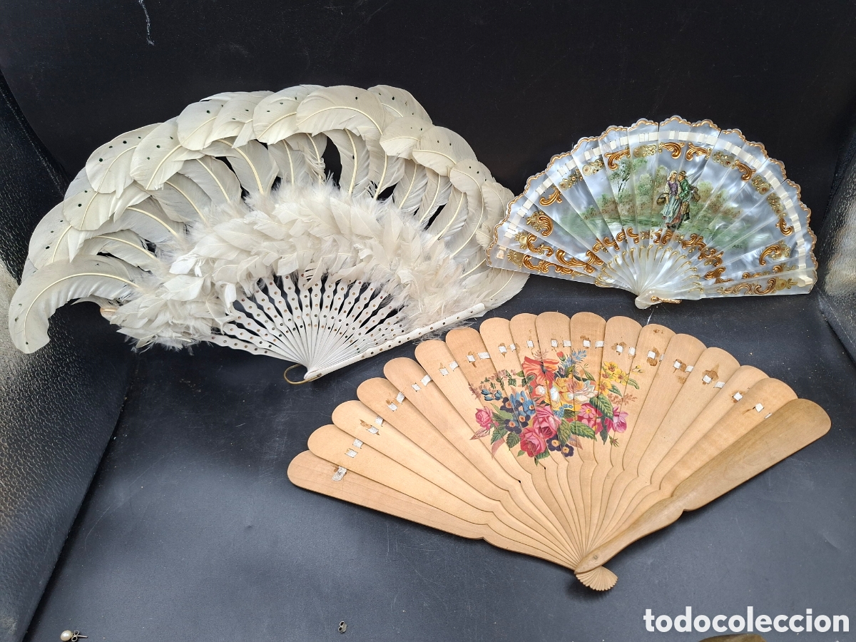 Oggetti Antichi: 3 abanicos antiguos. Plumas, parece celuloide anacardo pintado a mano y madera decorada