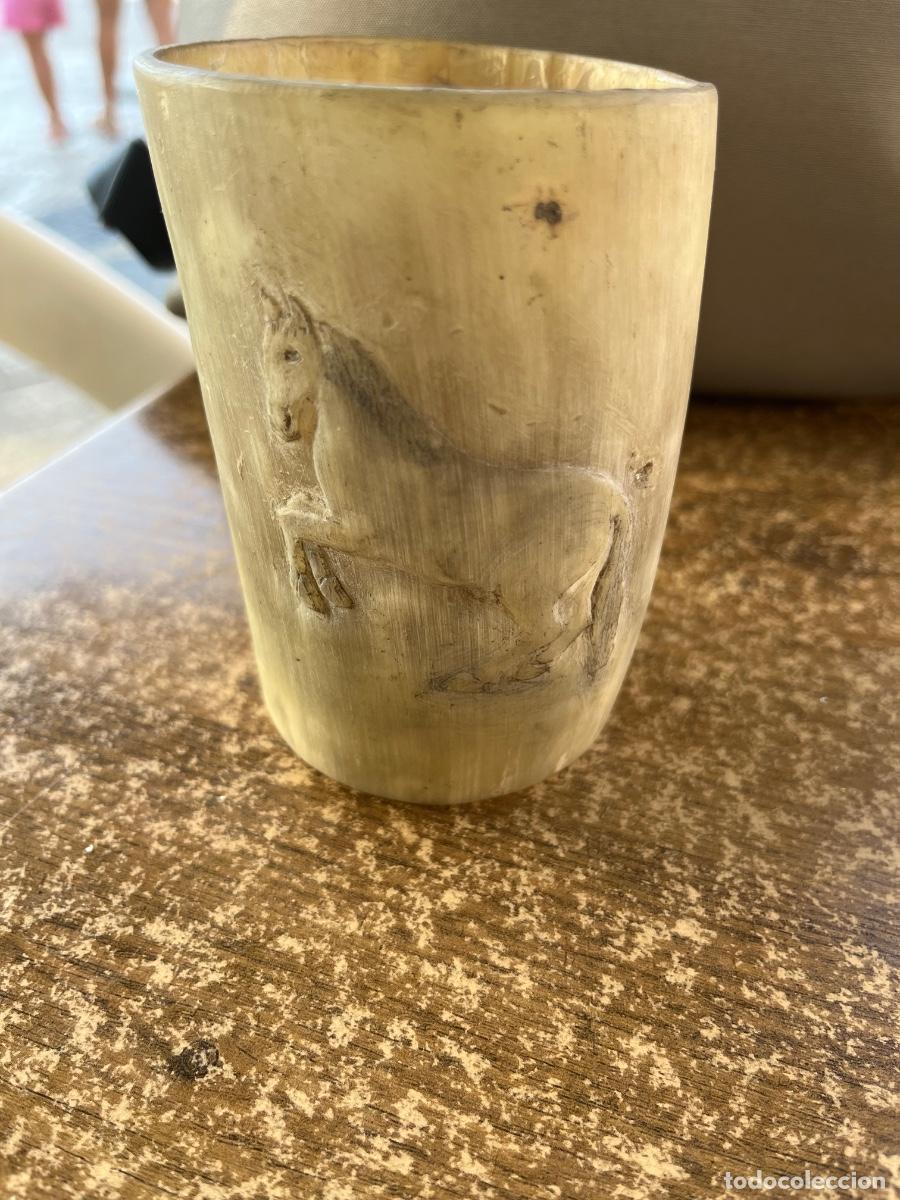 Antig&uuml;edades: Arte popular, vaso cuerna tallado caballo