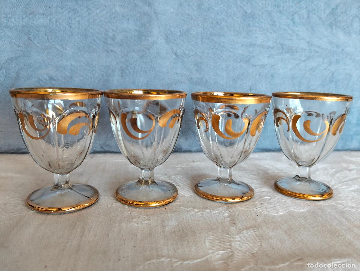 Antig&uuml;edades: Lote juego 4 vasos antiguos peque&ntilde;os de cristal transparente pintados en dorado vasitos hueveras