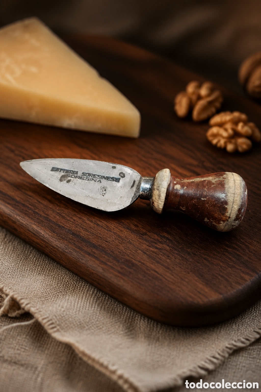 Antig&uuml;edades: Cuchillo para queso parmesano tradicional con una hoja corta y gruesa en forma de lanza...