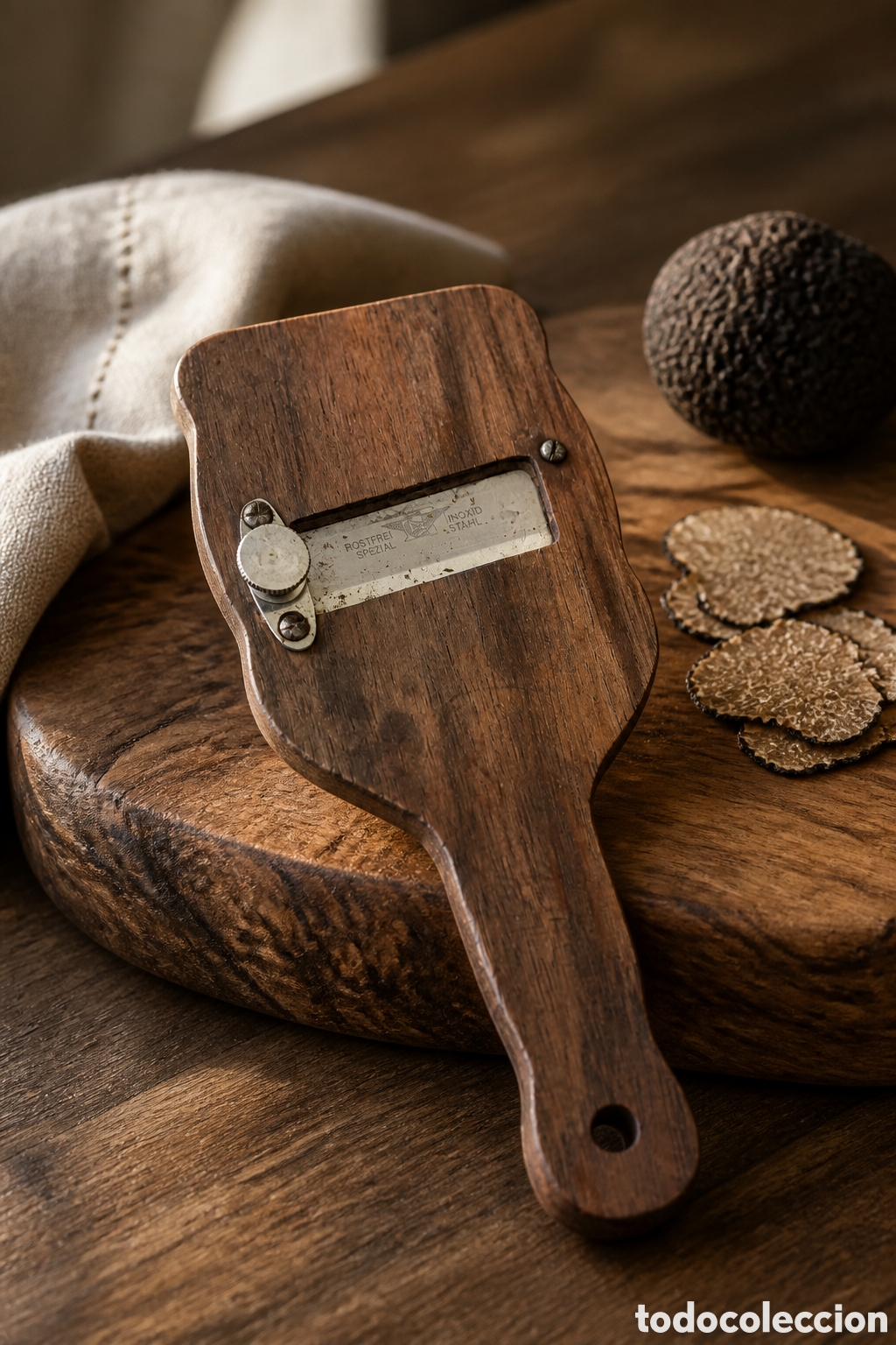 Antig&uuml;edades: Laminador de trufas tradicional con una estructura de madera y una cuchilla de acero inoxidable