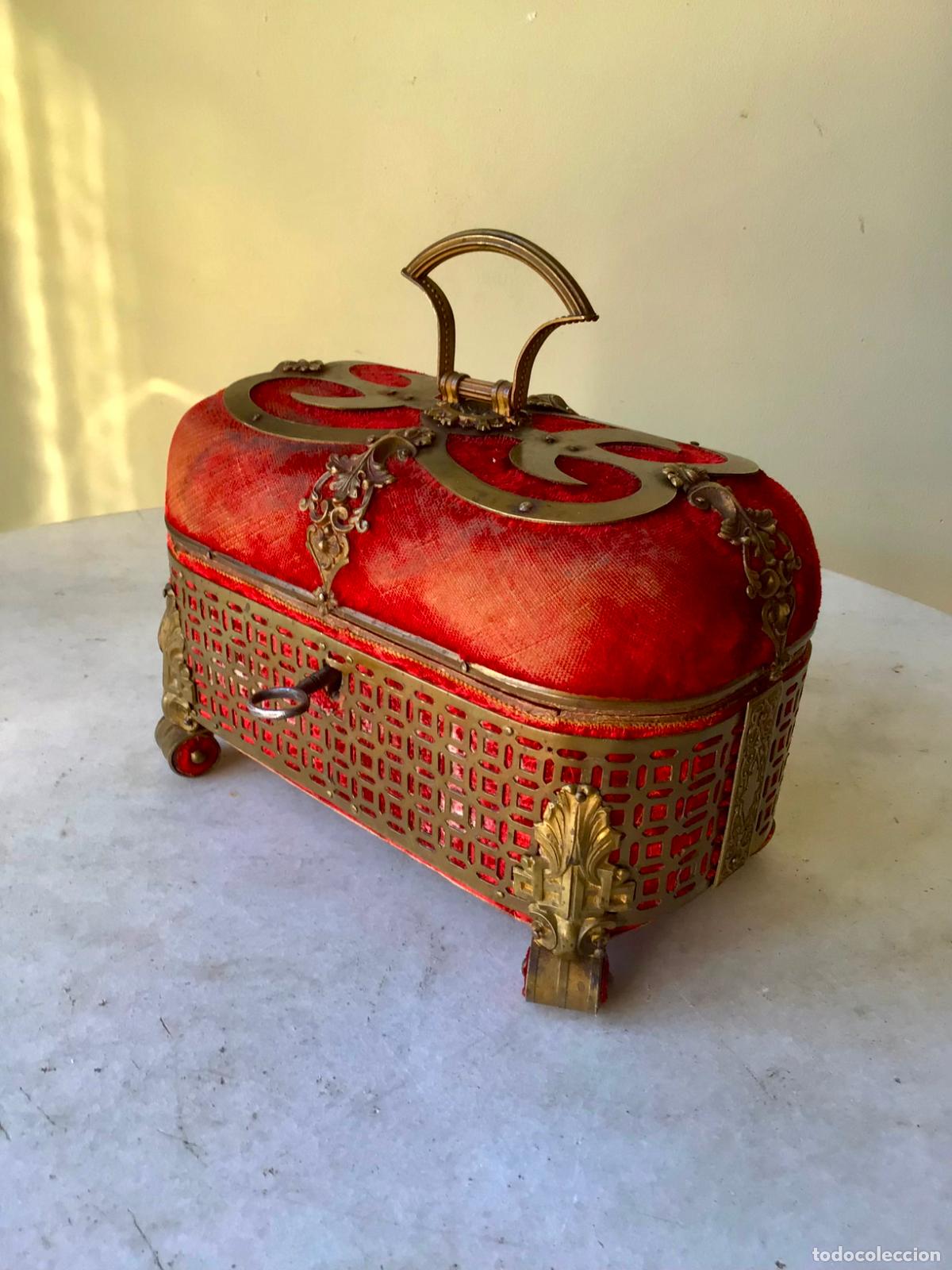 Antig&uuml;edades: ANTIGUO COFRE - JOYERO SIGLO 19 ,EPOCA ROMANTICA - CON METAL Y TERCIOPELO , CON LLAVE