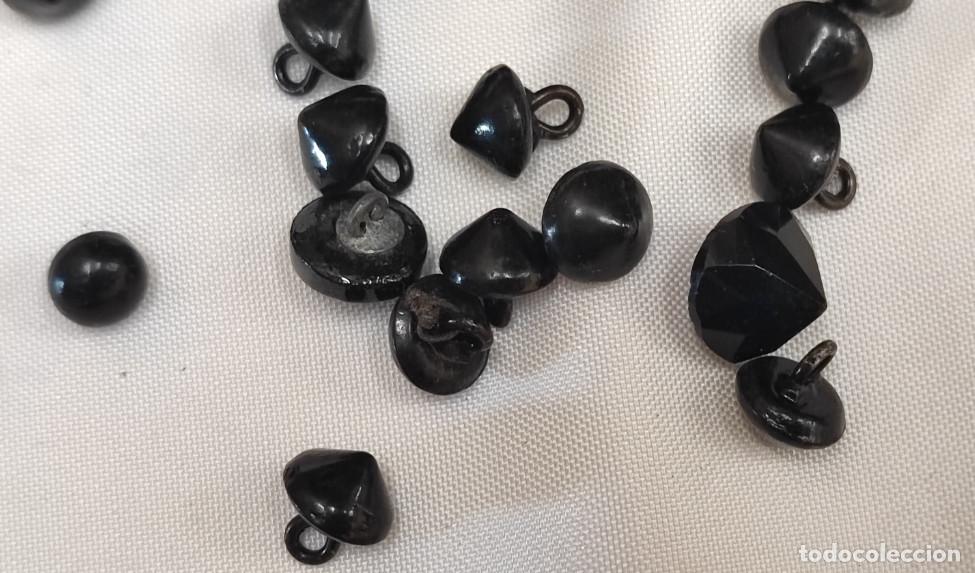 Antiquit&eacute;s: LOTE DE 19 BOTONES ANTIGUOS DE AZABACHE, SIGLO XIX, 2&ordm;L