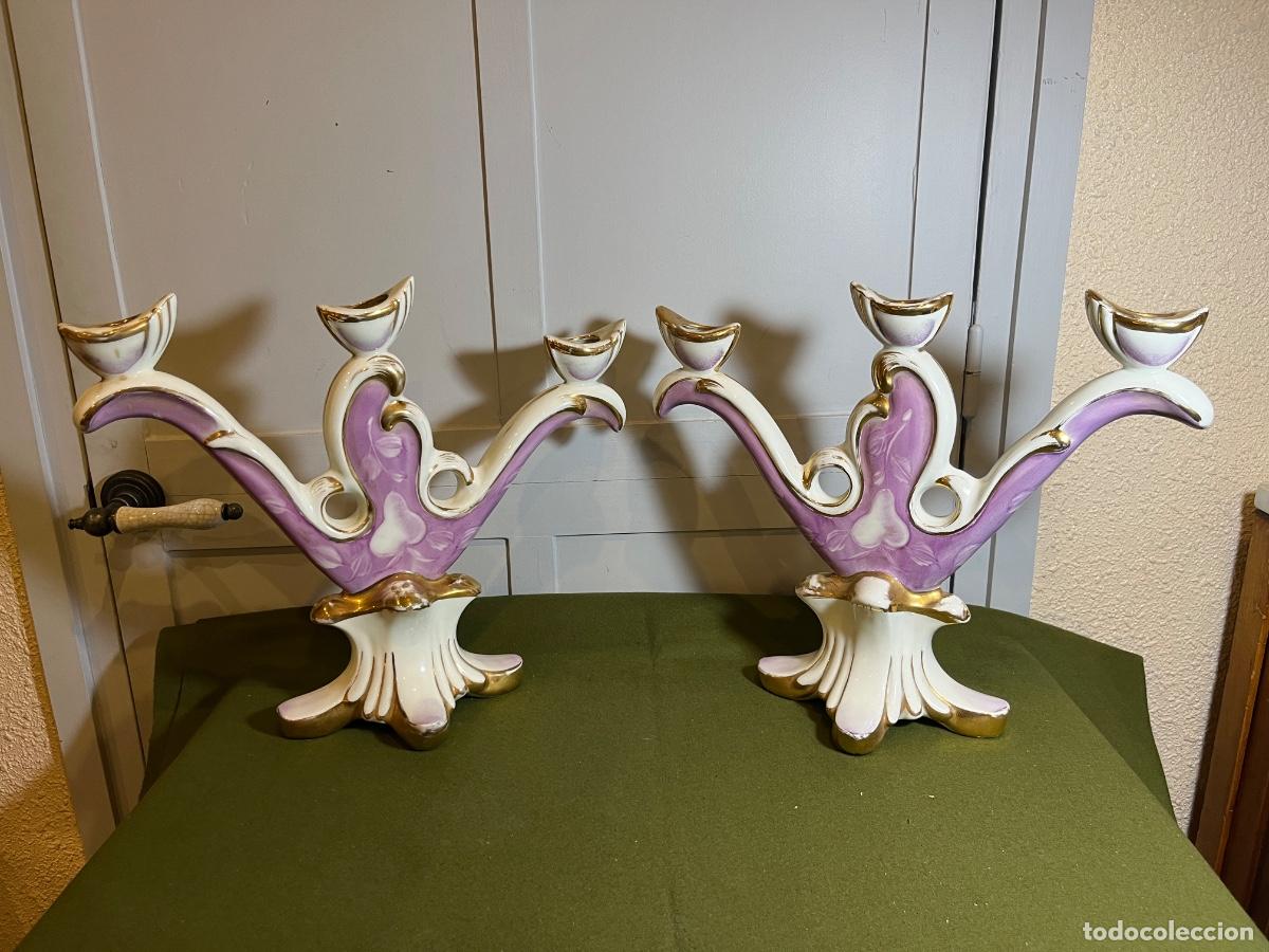 Antig&uuml;edades: Pareja de candelabros antiguos de tres luces en cer&aacute;mica esmaltada blanca y malva con decoraci&oacute;n dor