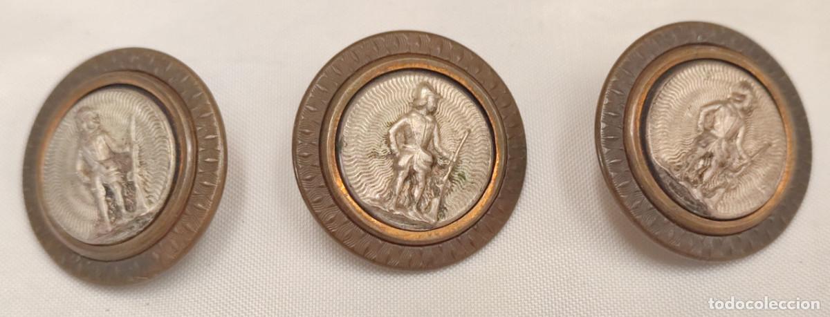 Oggetti Antichi: JUEGO DE 3 BOTONES ANTIGUOS PERFECTIONE L M PARIS CON CAZADOR, SIGLO XIX, 28 MM