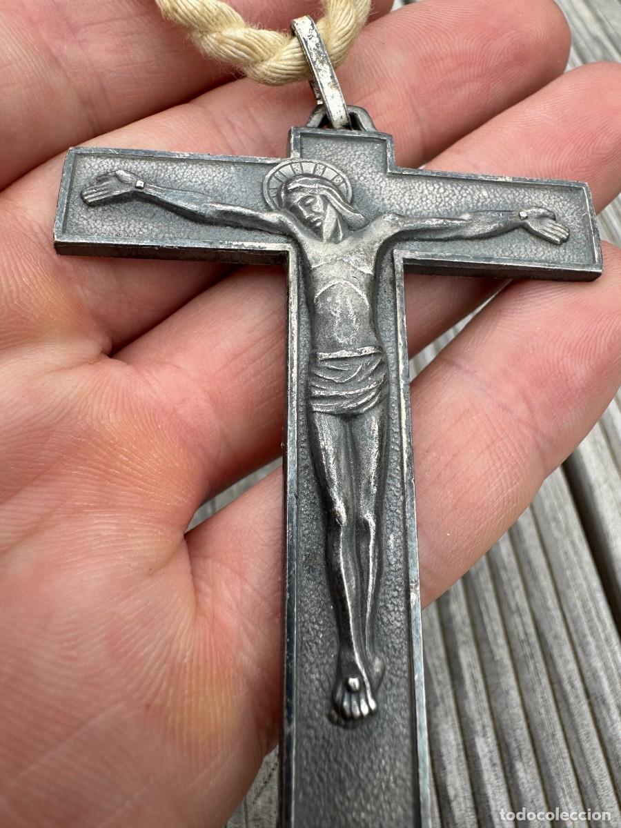 Antig&uuml;edades: Antigua cruz cat&oacute;lica de metal con Cristo crucificado | Francia | A&ntilde;os 1940&ndash;1960 | Cruz vintage