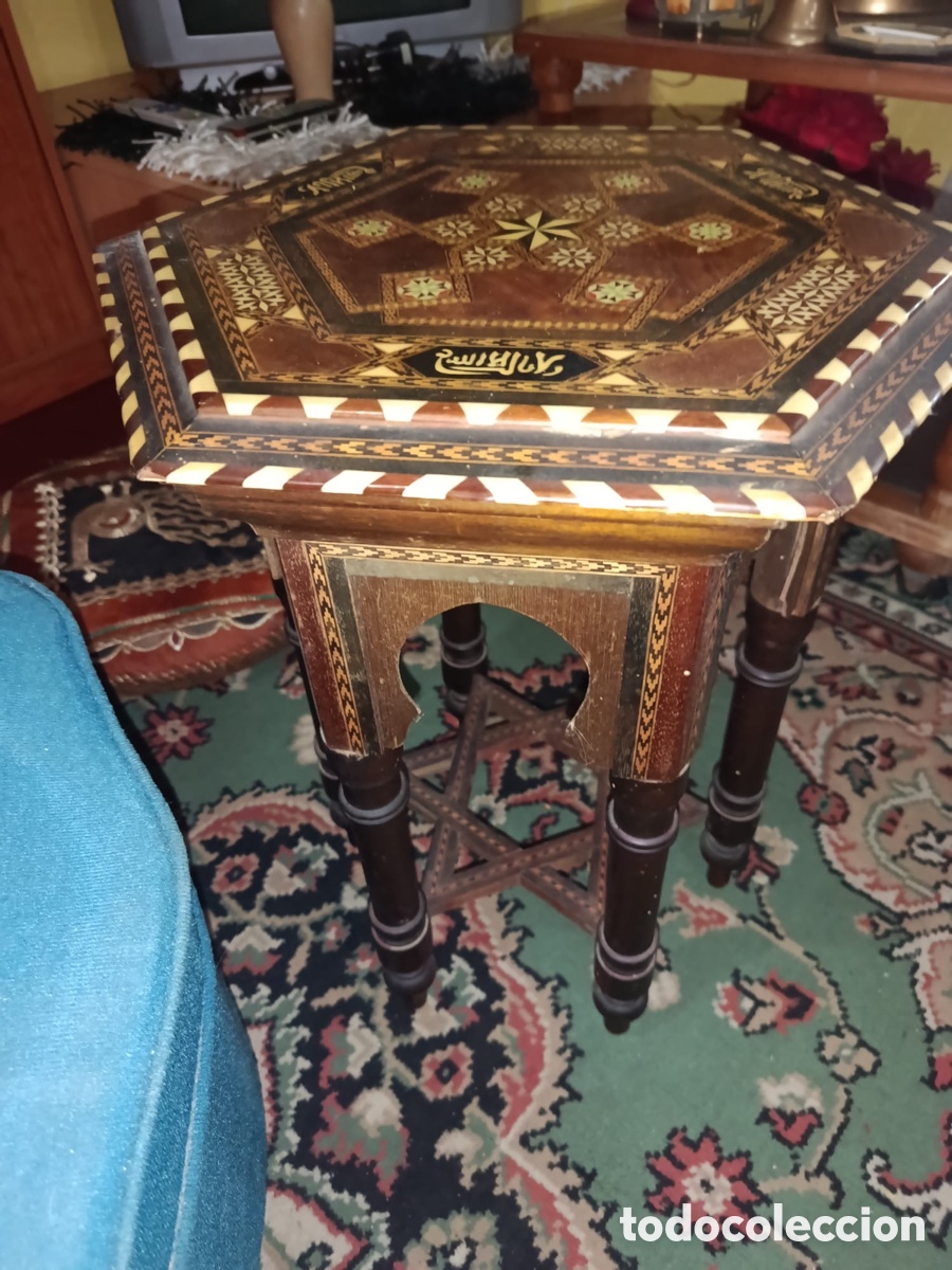 Antig&uuml;edades: Mesa auxiliar octogonal con marqueter&iacute;a de taracea y hueso granadina finales del siglo XIX