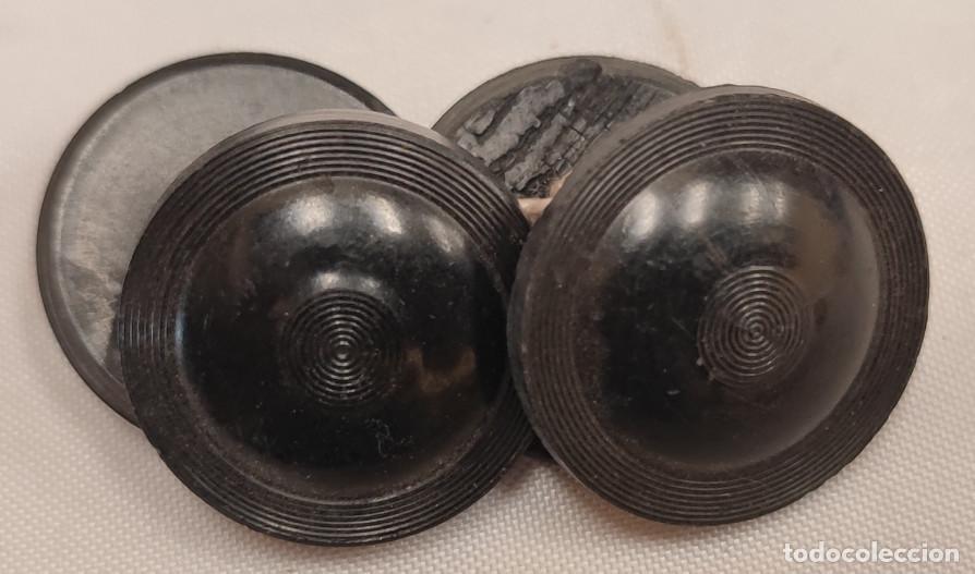 Antiques: LOTE DE 4 BOTONES ANTIGUOS, 22 MM