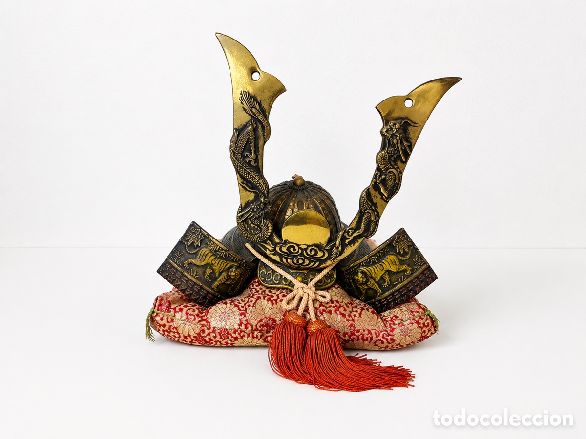 Antig&uuml;edades: Casco Samurai &ldquo; Kabuto&rdquo; con maedate y coj&iacute;n brocado , prefectura de Toyama-Jap&oacute;n 1970&rsquo;s