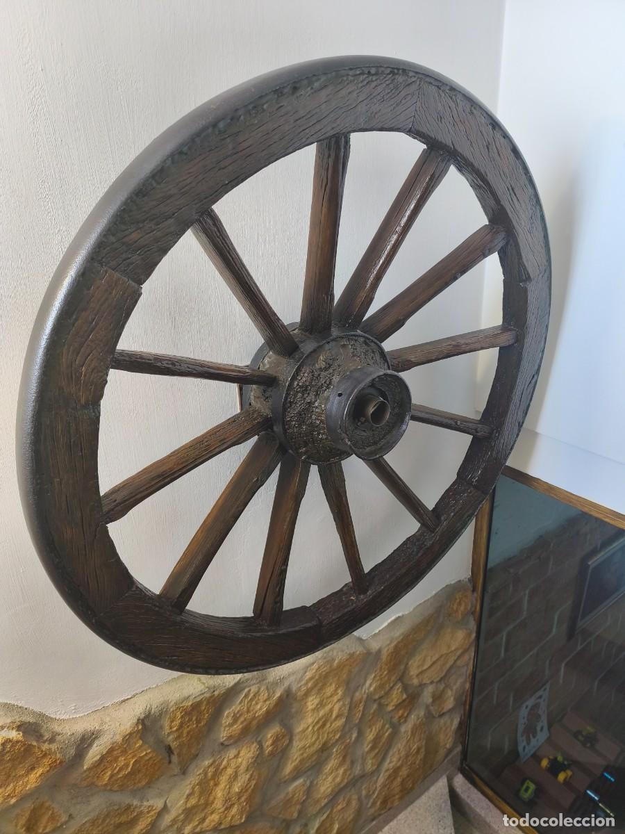 Antig&uuml;edades: Rueda de carruaje decorativa - Foto 1