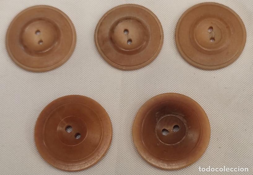 Antiques: LOTE DE 5 BOTONES ANTIGUOS