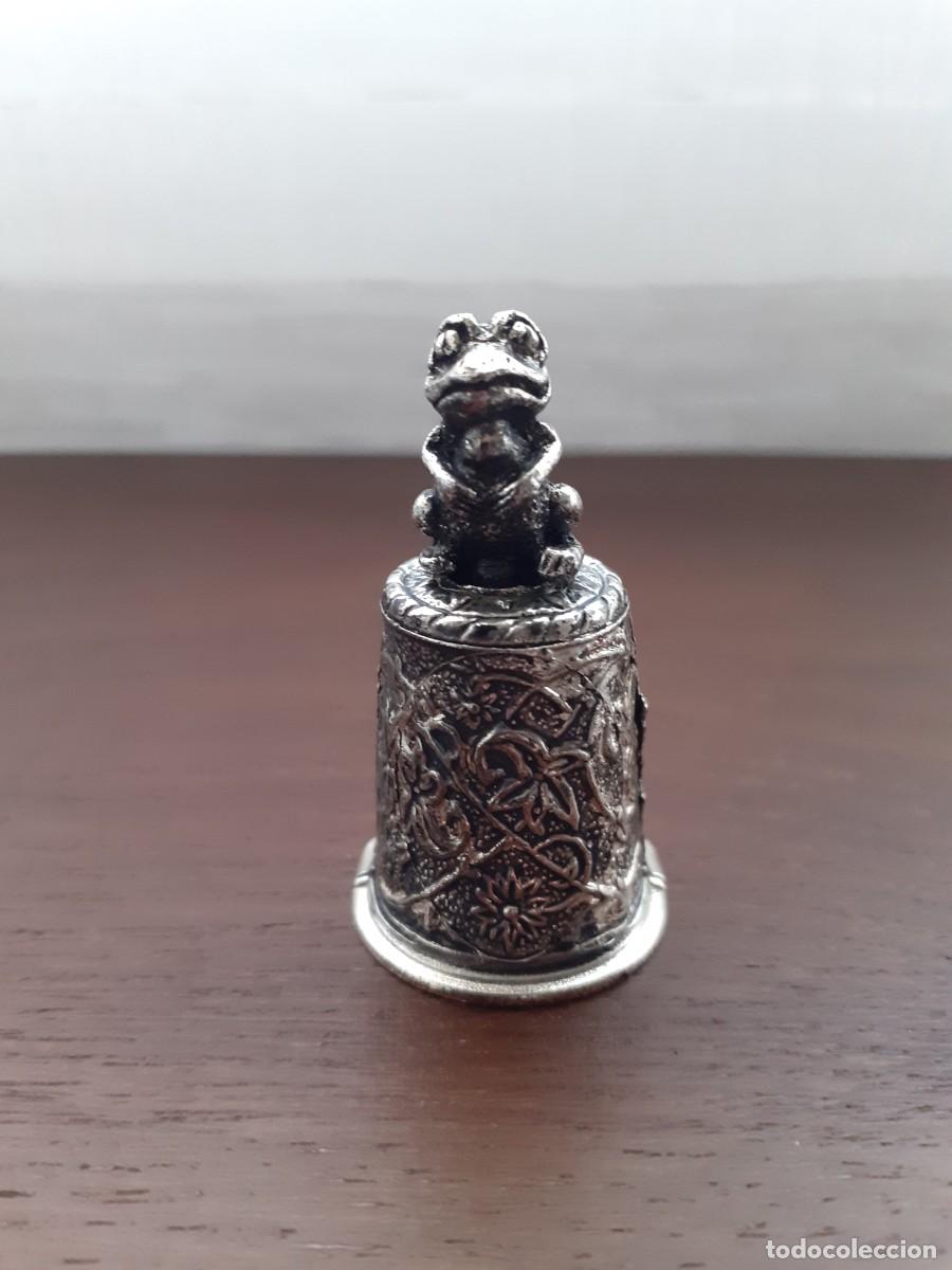 Antig&uuml;edades: Dedal antiguo metal plateado con rana, s. XIX