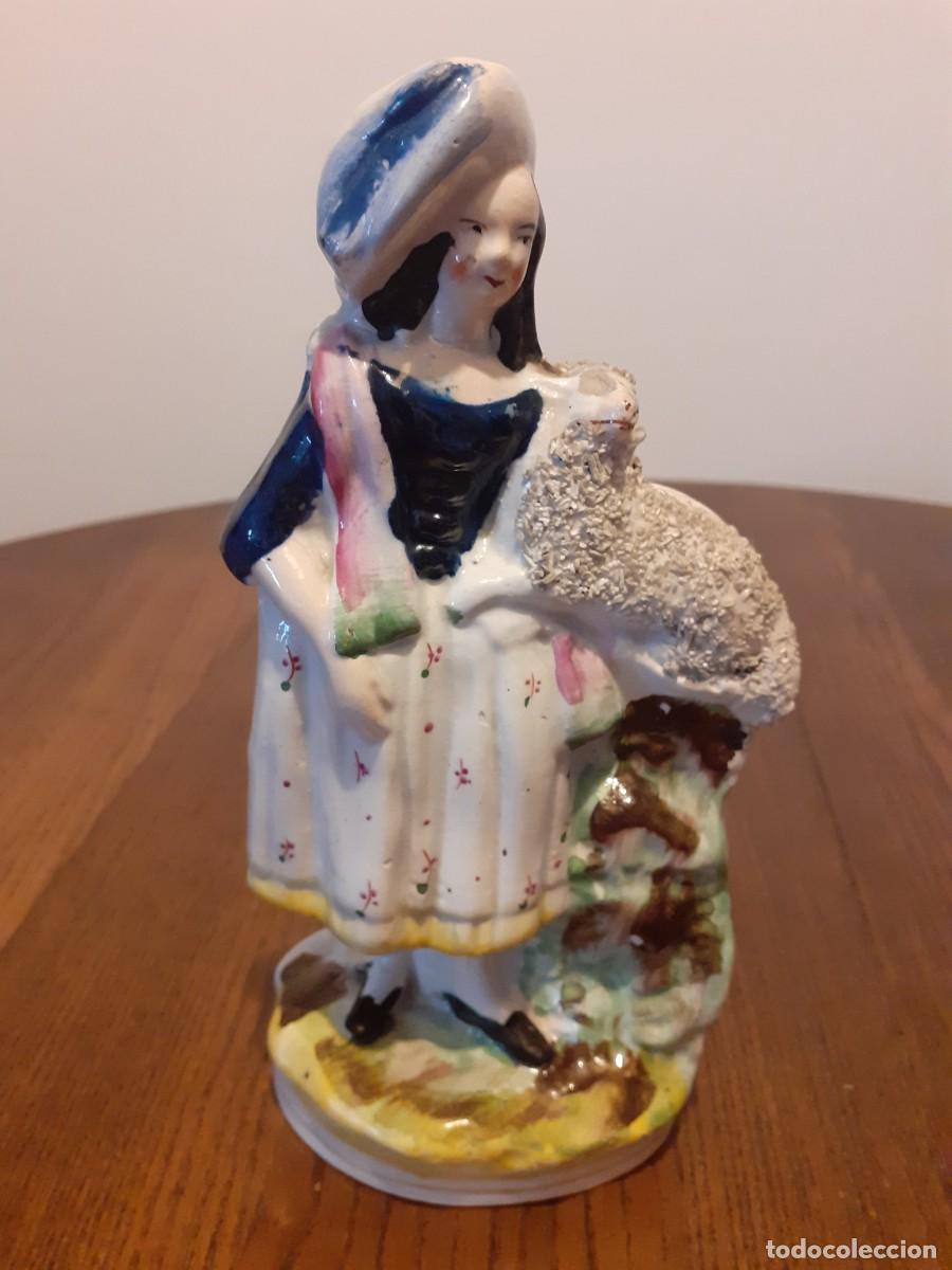 Antig&uuml;edades: Pastora cer&aacute;mica Staffordshire inglesa s.XIX
