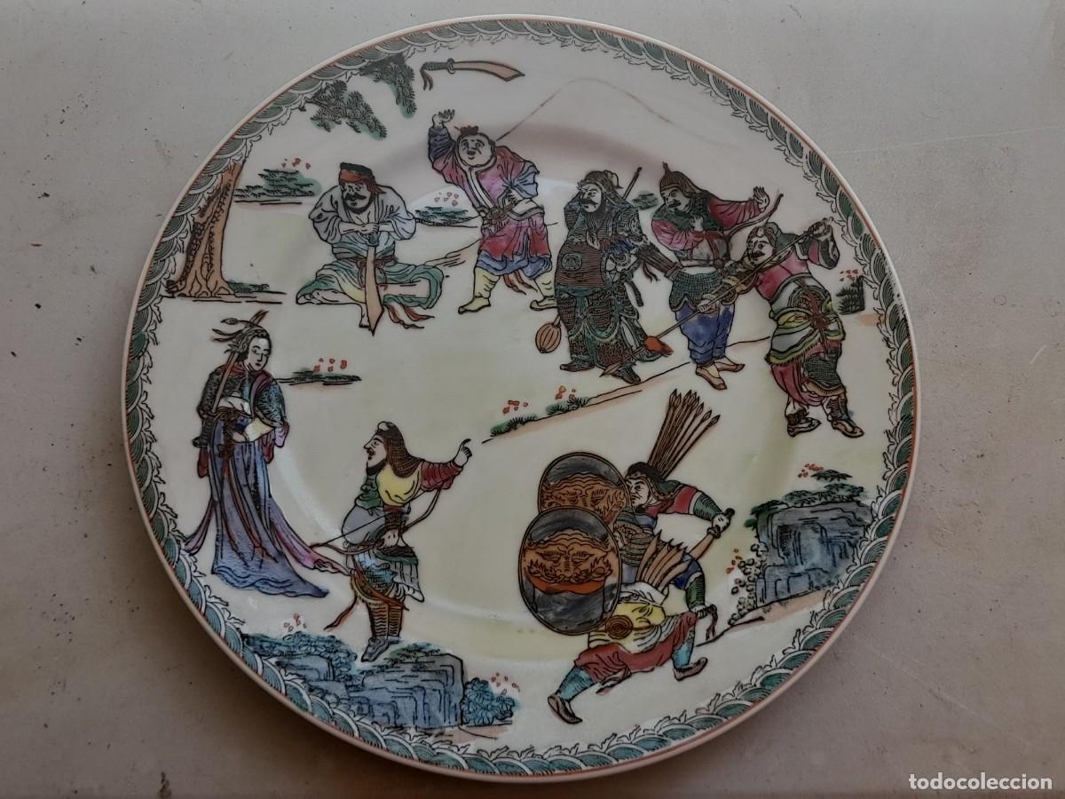 Antiquit&eacute;s: Precioso plato oriental. Pintado a mano. Macau. Sellado