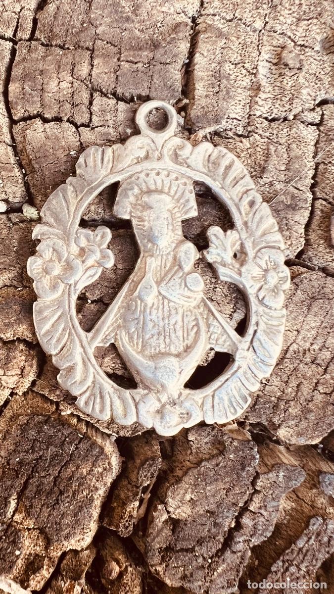 Antiguidades: medalla plata ntra se&ntilde;ora virgen de nieva Segovia o pe&ntilde;a Francia popular collarada sXVIII 43x34mm