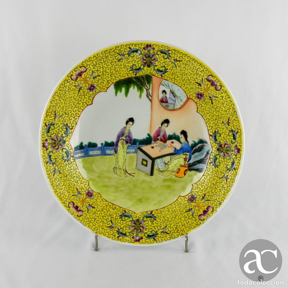 Antig&uuml;edades: Grande prato em porcelana da China, meados do s&eacute;c. XX