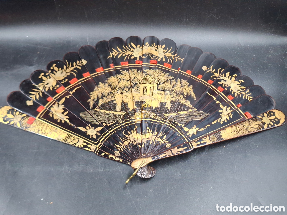 Antiquit&auml;ten: Antiguo abanico chino lacado en negro y oro &ndash; Escena chinesca&ndash; Madera lacada &ndash; Siglo XIX. Cantones?