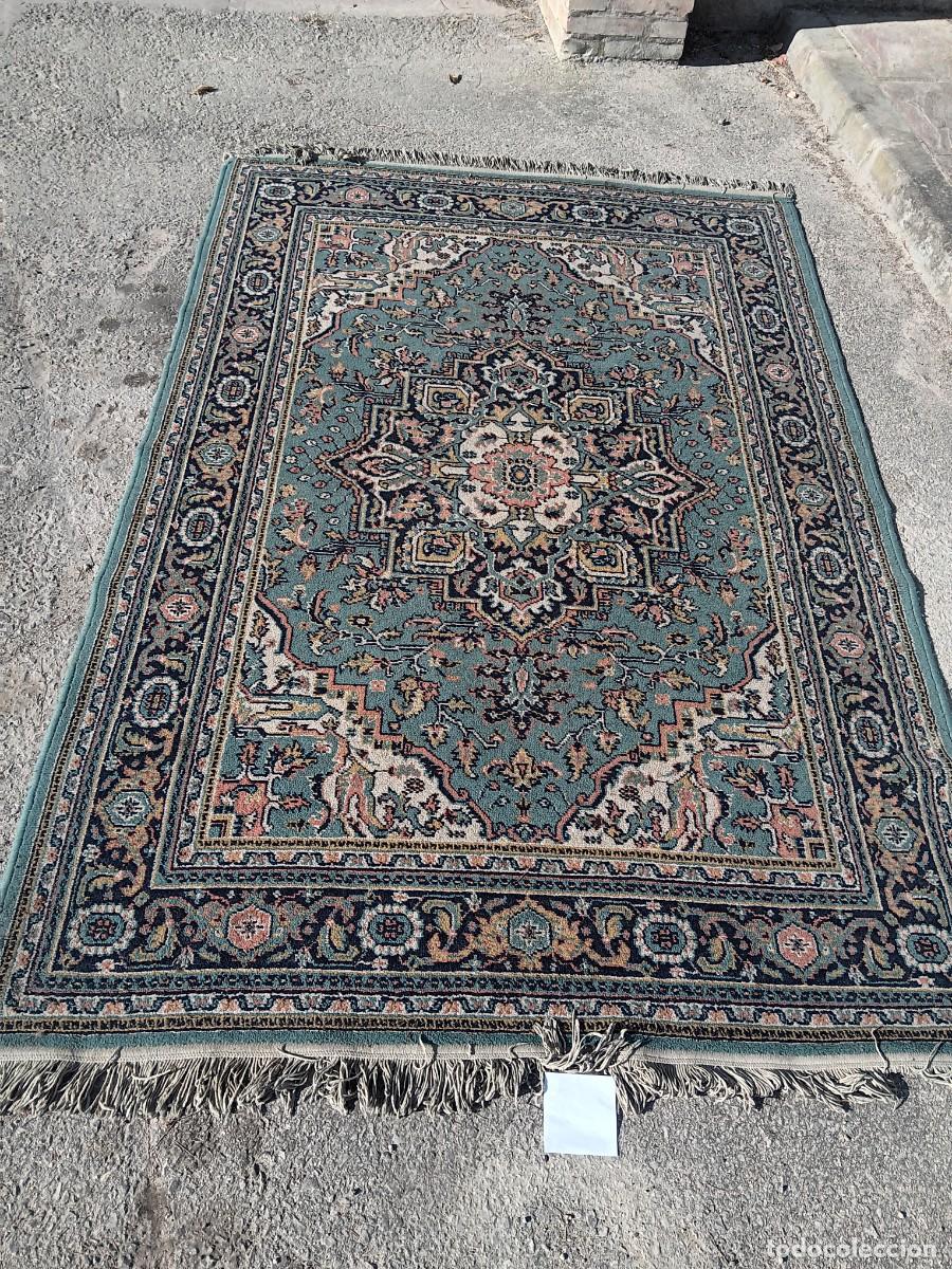 Antig&uuml;edades: alfombra de estilo oriental de la marca Carpeto con un patr&oacute;n floral cl&aacute;sico y detalles intrincados.