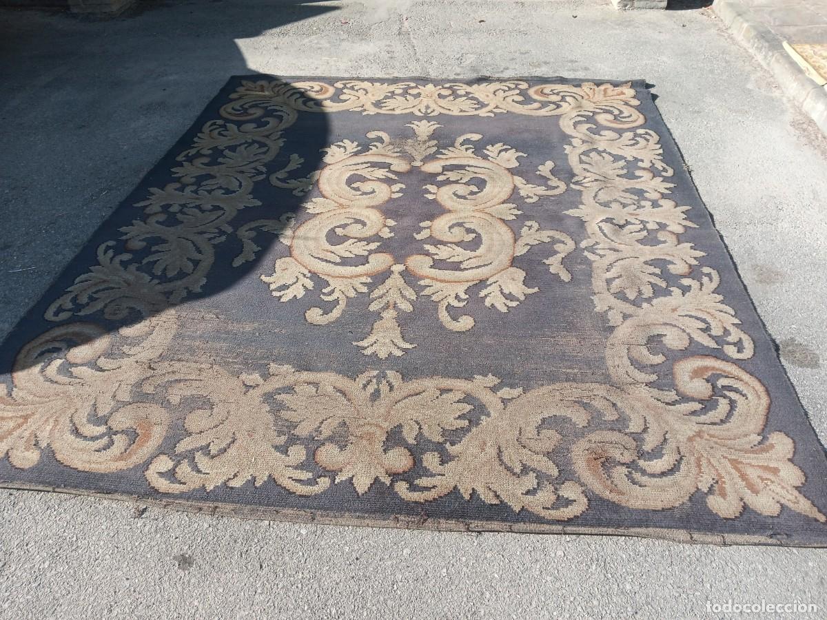 Antiquit&auml;ten: alfombra gris azulado presenta un intrincado patr&oacute;n de damasco beige y volutas barrocas que recuerda