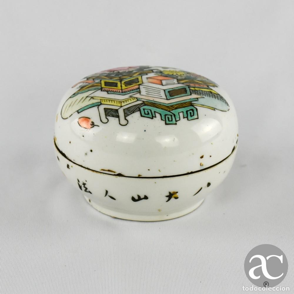 Antig&uuml;edades: Caixa redonda em porcelana da China, com caracteres chineses, s&eacute;c. XIX