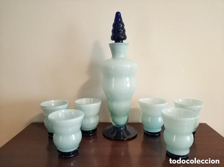 Antig&uuml;edades: Precioso juego de jarra botella y 6 vasos de murano blanco y azul a&ntilde;os 70/80