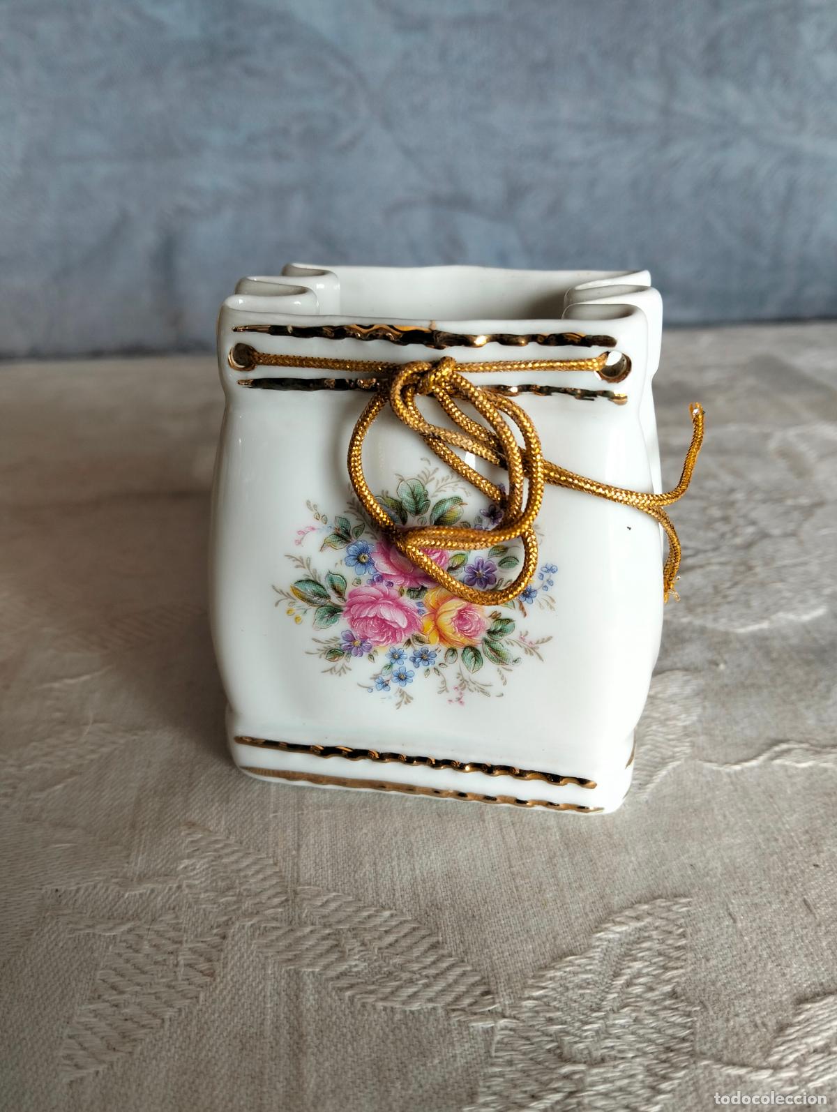 Antiques: Jarr&oacute;n peque&ntilde;o lapicero de porcelana blanca y flores rosas vintage Cister la palma cartagena