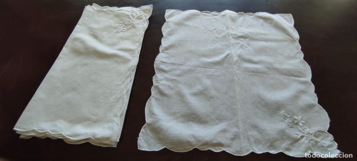 Antig&uuml;edades: LOTE DE 4 SERVILLETAS ANTIGUAS / VINTAGE DE HILO BLANCO CON BORDADO FLORAL Y ONDAS. &ndash; 40x40 cm