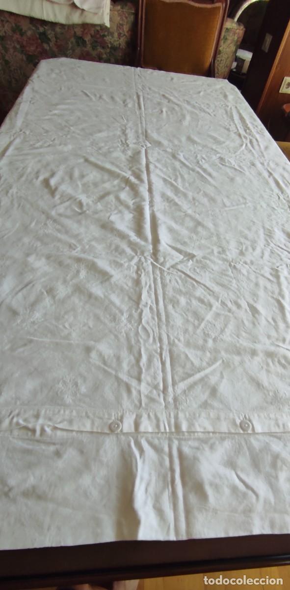 Antig&uuml;edades: ANTIGUA FUNDA DE COLCHA / CUBRECAMA DE AJUAR EN HILO BLANCO CON BROCADO FLORAL &ndash; 150x185 cm