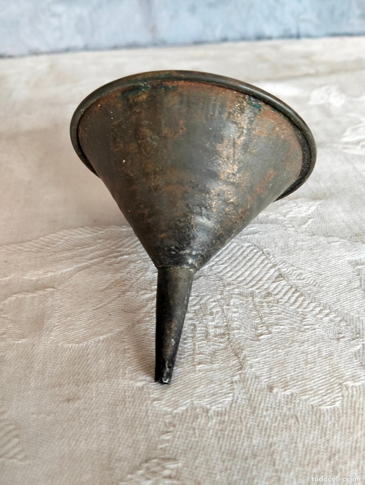 Antig&uuml;edades: Antiguo embudo de hierro o metal peque&ntilde;o desmontable de los a&ntilde;os 40-50