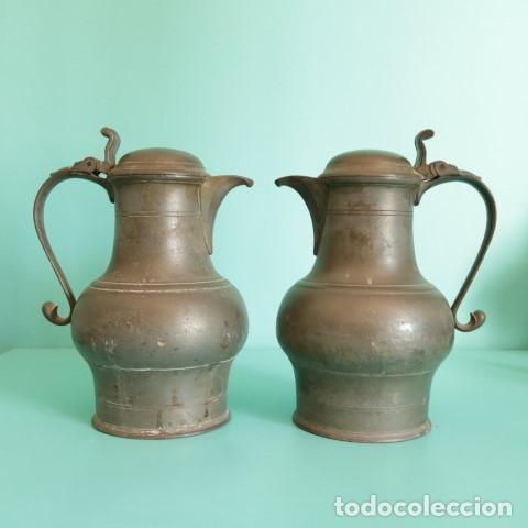 Antig&uuml;edades: Pareja de jarras antiguas de peltre con tapa, Alemania ca. 1880-1925, punzones her&aacute;ldicos, Zinn