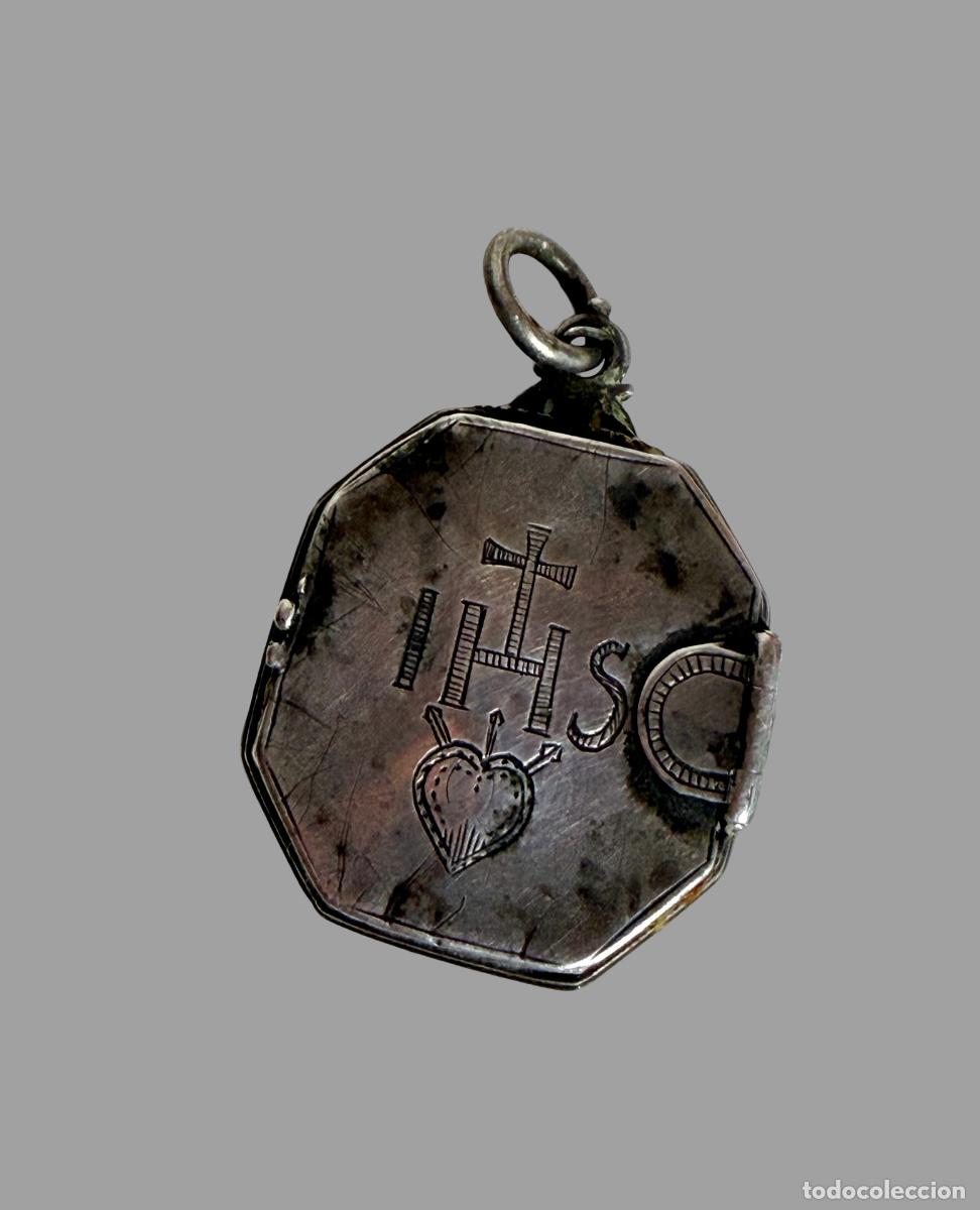 Antig&uuml;edades: Peque&ntilde;o relicario o devocionario de plata siglo XVIII