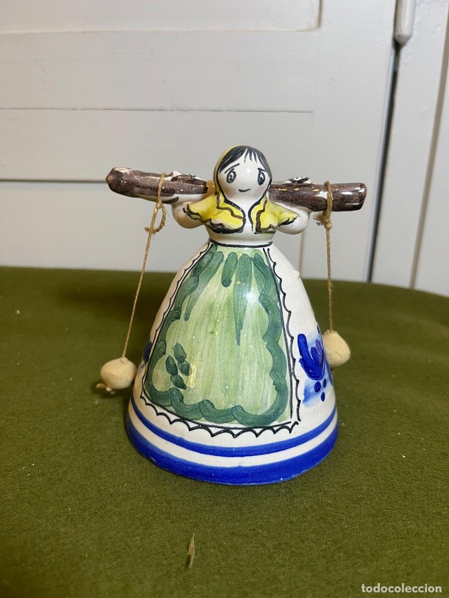 Antig&uuml;edades: Campana de cer&aacute;mica Talavera aguadora pintada a mano figura popular con c&aacute;ntaros vintage Espa&ntilde;a